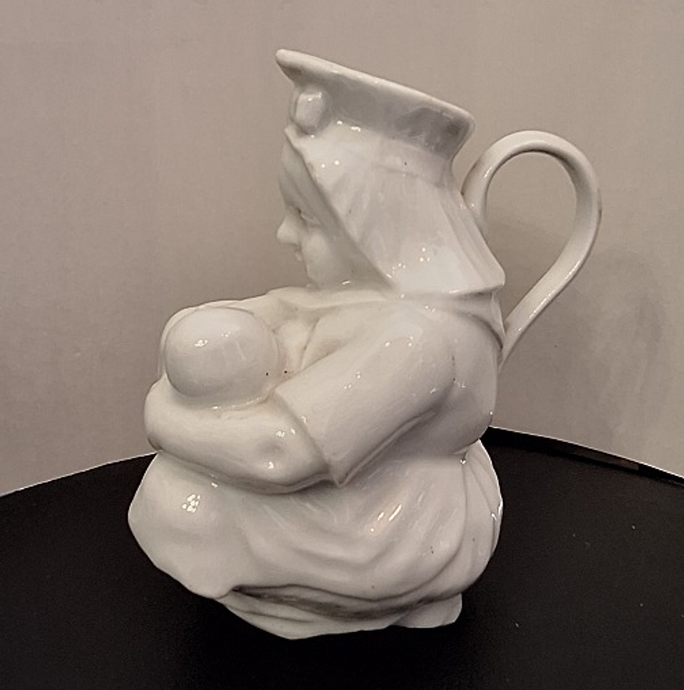 Caneca antropomórfica em porcelana  1