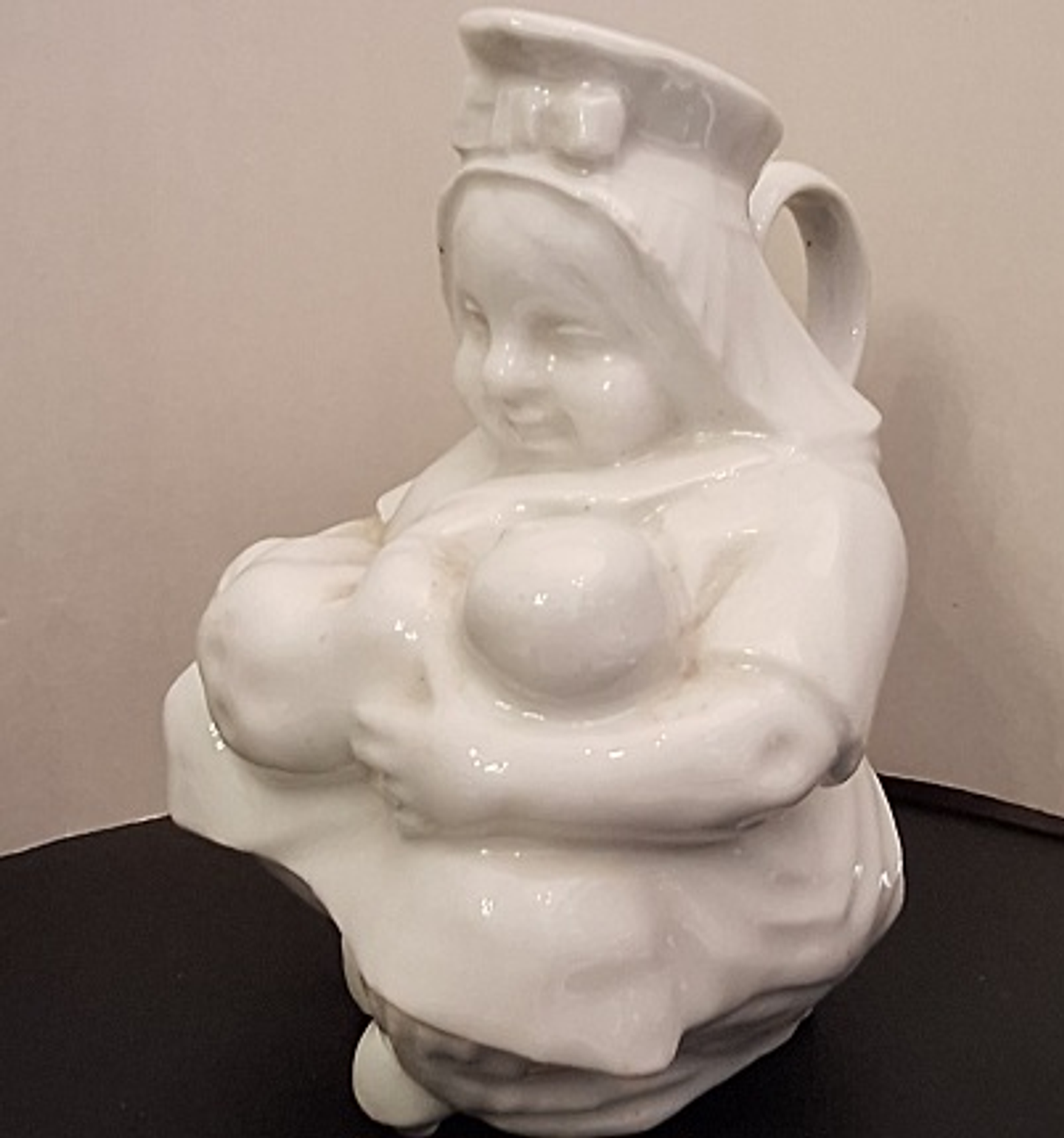 Caneca antropomórfica em porcelana  3