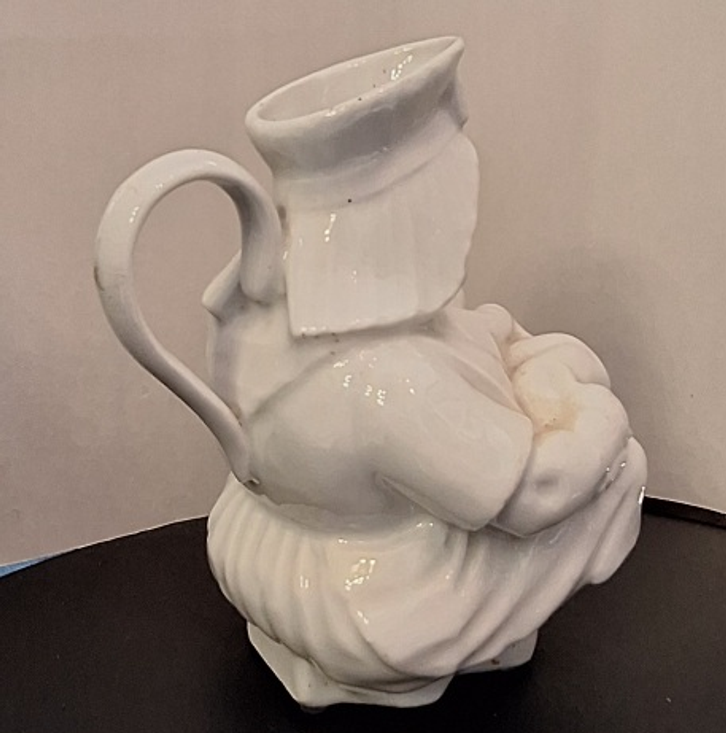 Caneca antropomórfica em porcelana  4