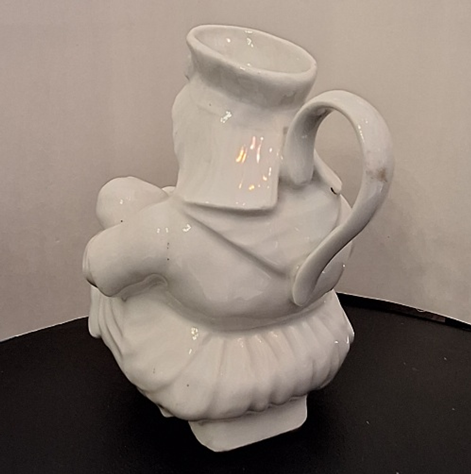 Caneca antropomórfica em porcelana  5