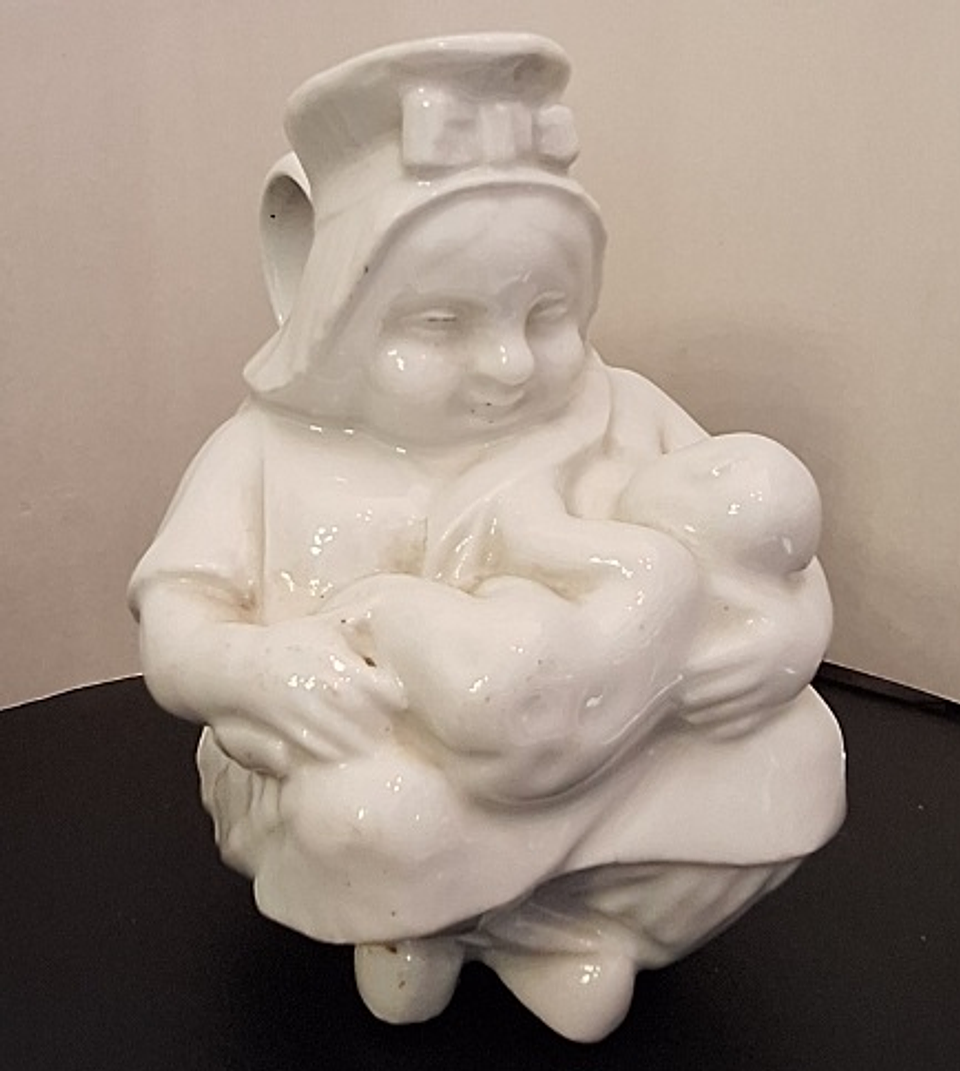 Caneca antropomórfica em porcelana  6