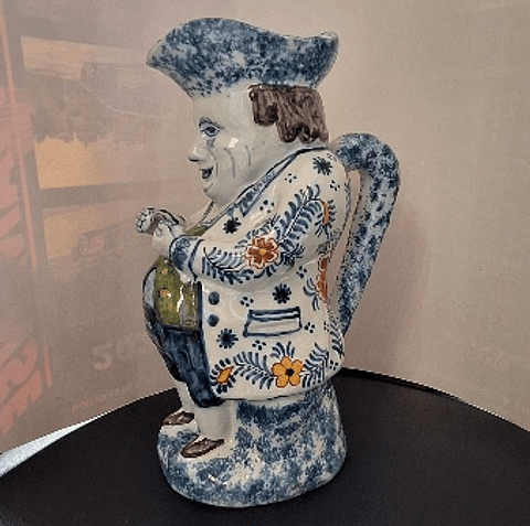 Jarra antropomórfica em faiança 