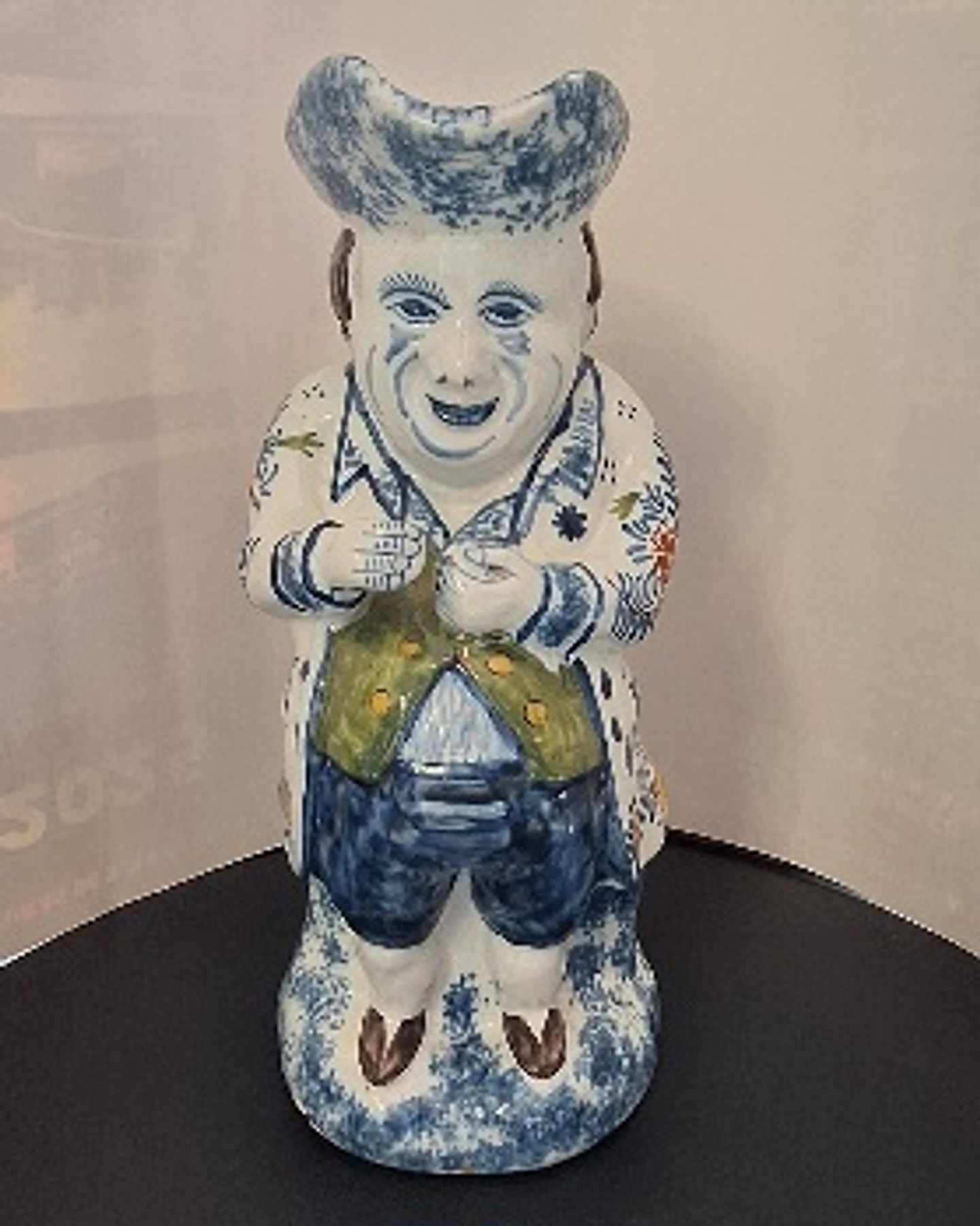 Jarra antropomórfica em faiança  4