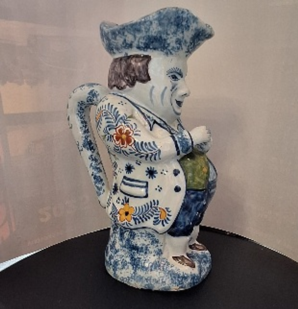 Jarra antropomórfica em faiança  7
