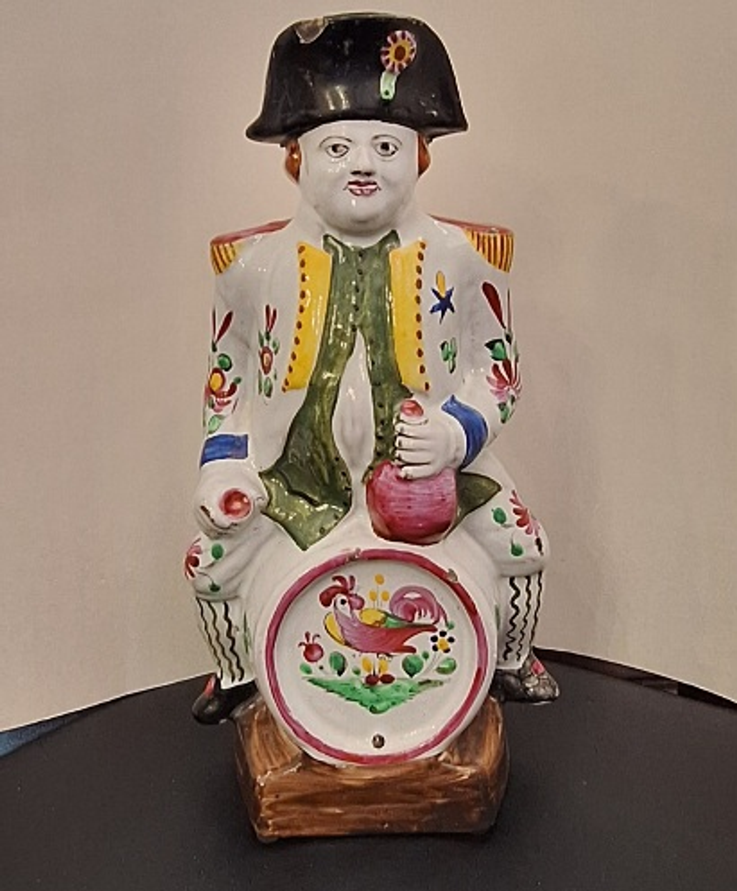 Caneca antropomórfica em faiança  2