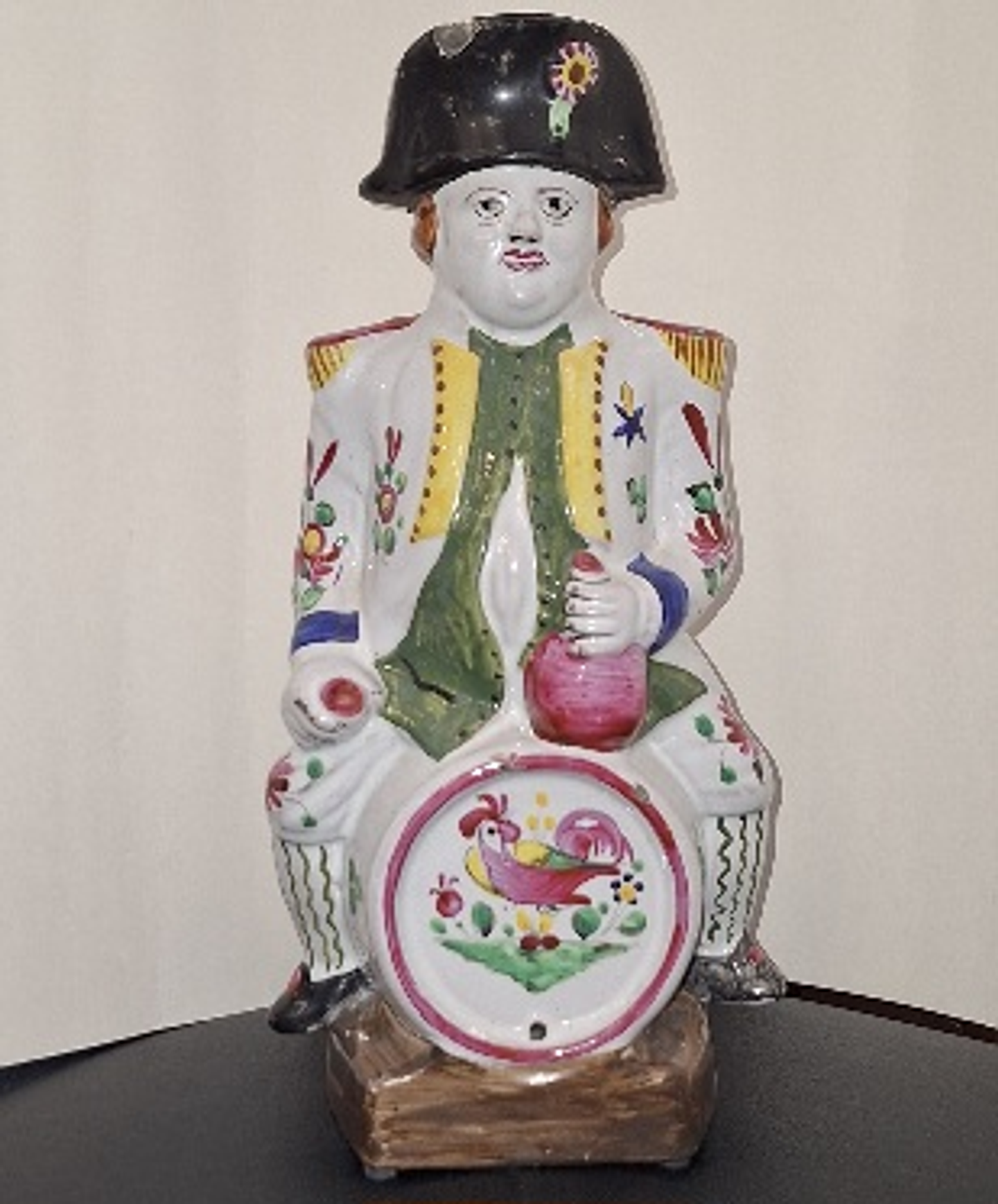 Caneca antropomórfica em faiança  1