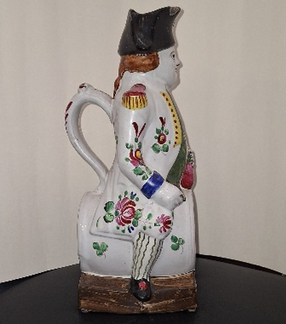 Caneca antropomórfica em faiança  3