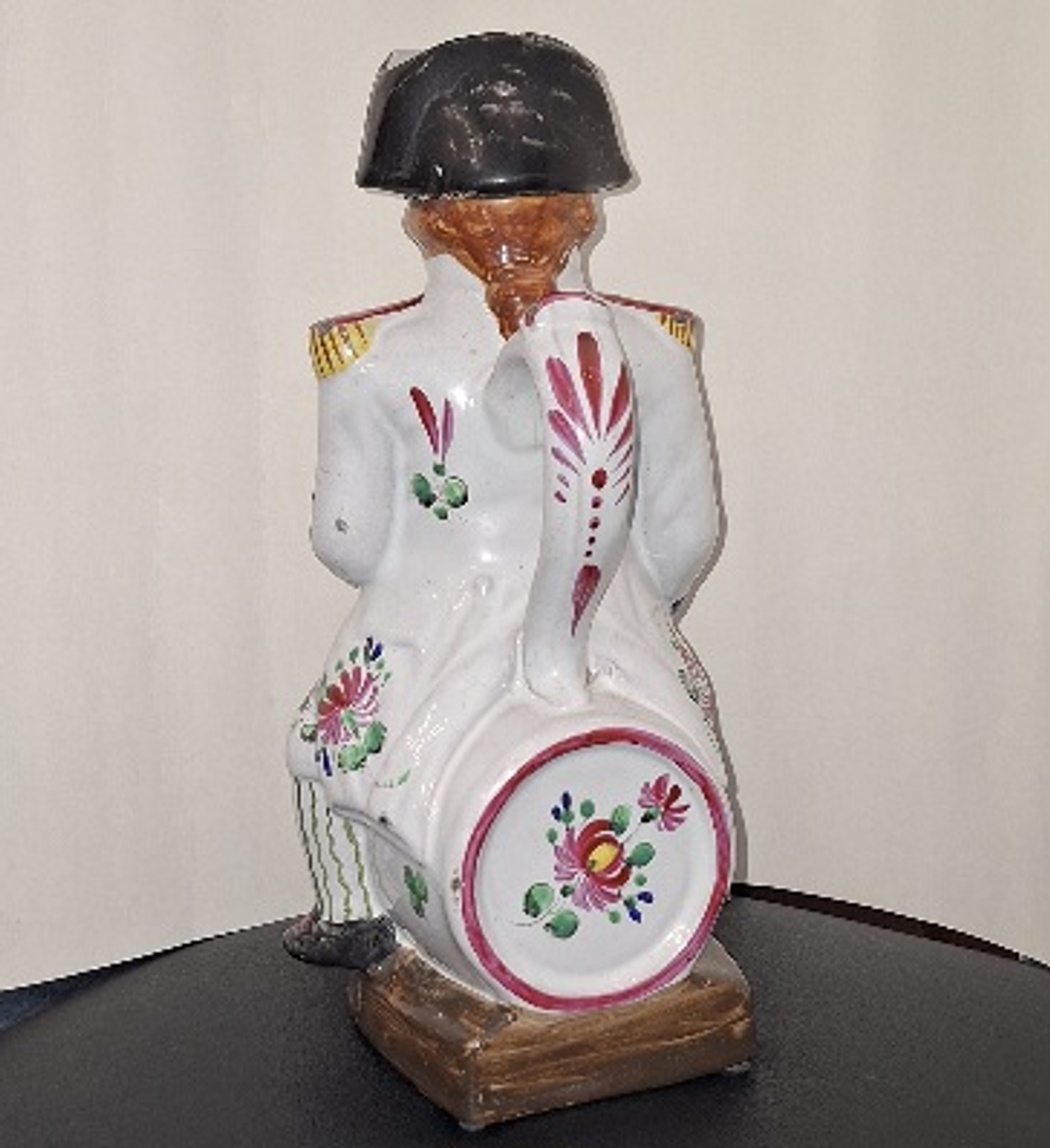 Caneca antropomórfica em faiança  4