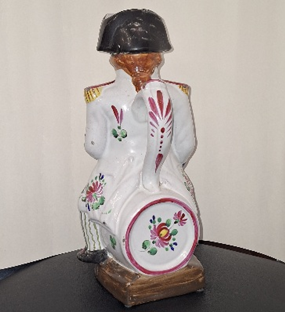 Caneca antropomórfica em faiança  4