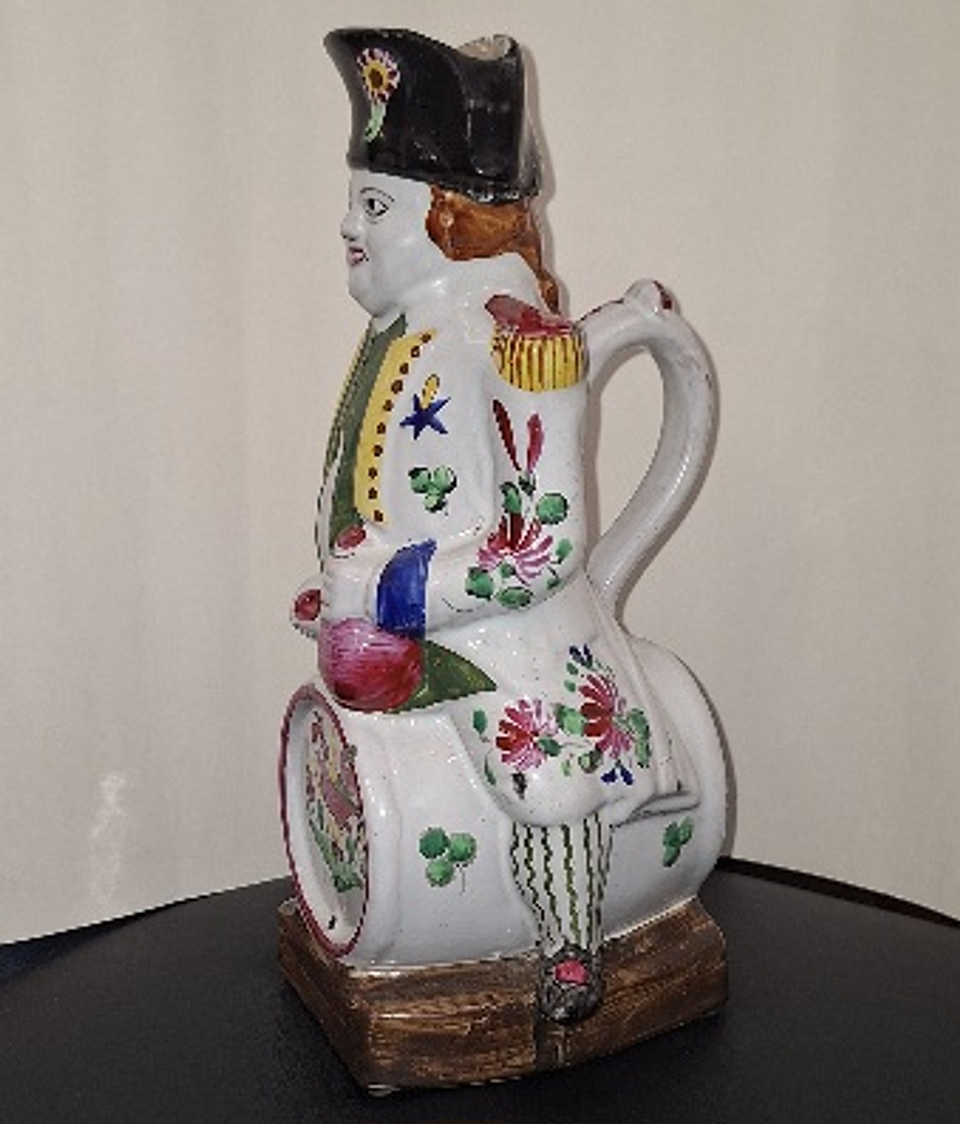 Caneca antropomórfica em faiança  5