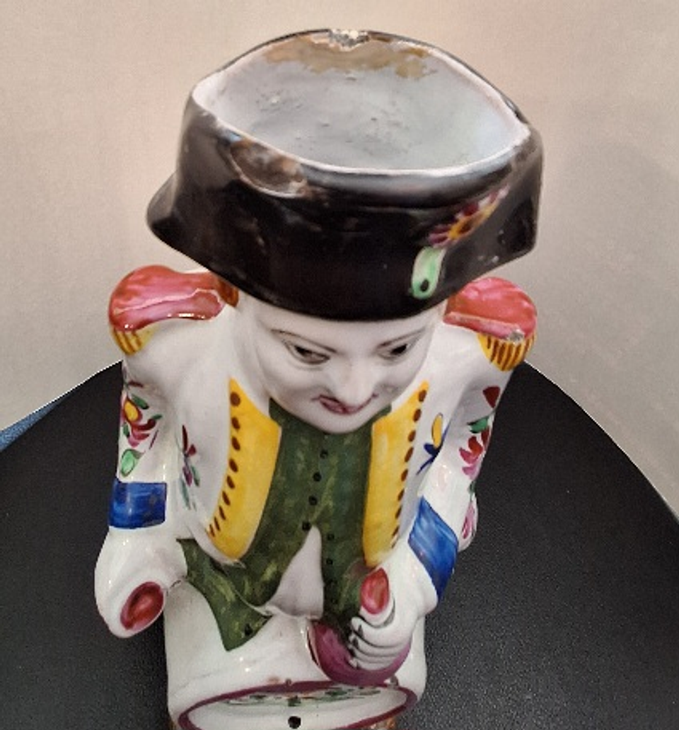 Caneca antropomórfica em faiança  6