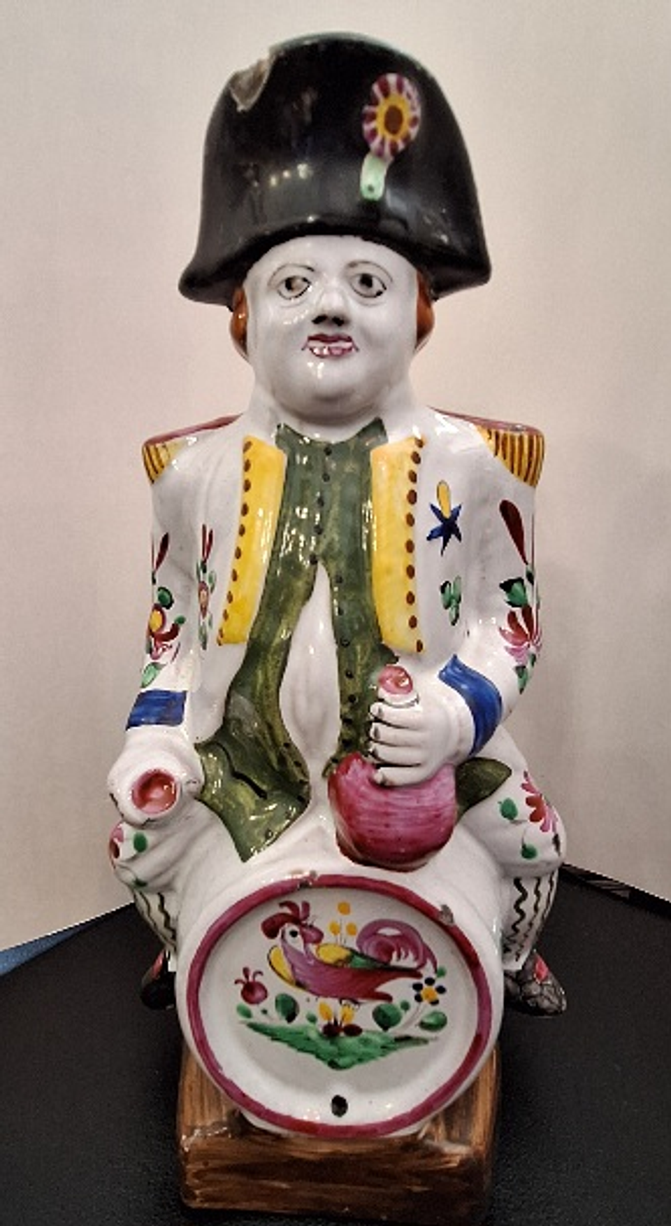 Caneca antropomórfica em faiança  8