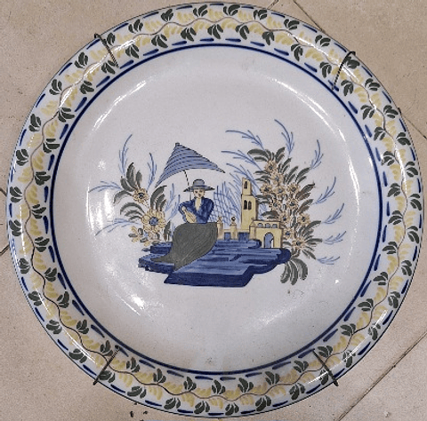 Medalhão,  louça de Viana do Castelo 