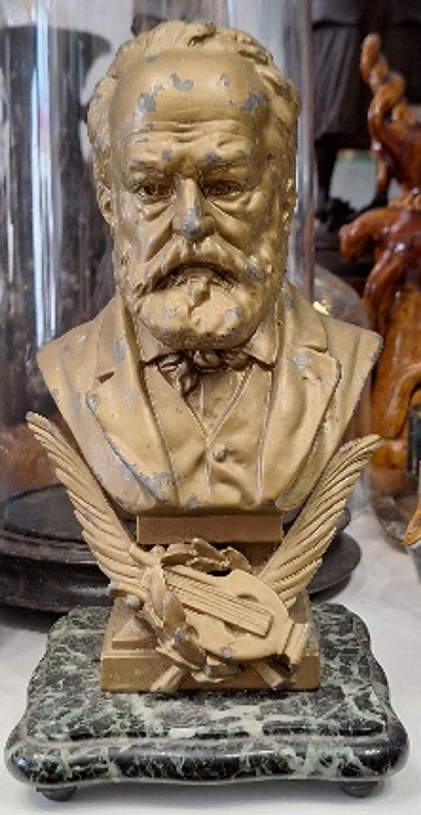 Estatueta, busto de Victor Hugo 4