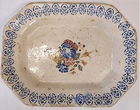 Antiga travessa em faiança policromada 