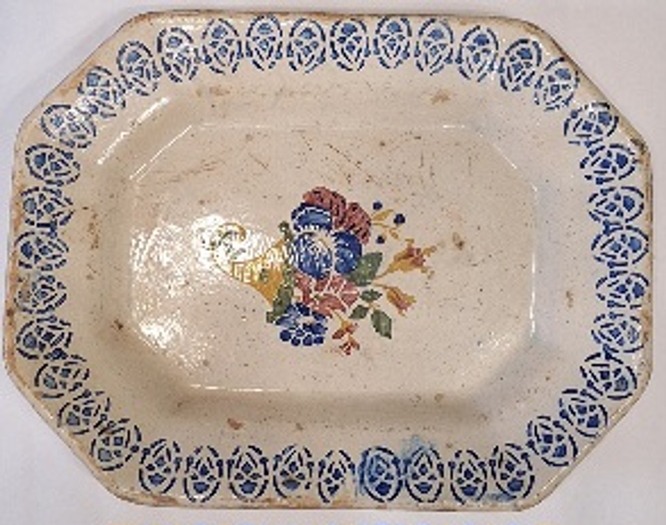 Antiga travessa em faiança policromada  1