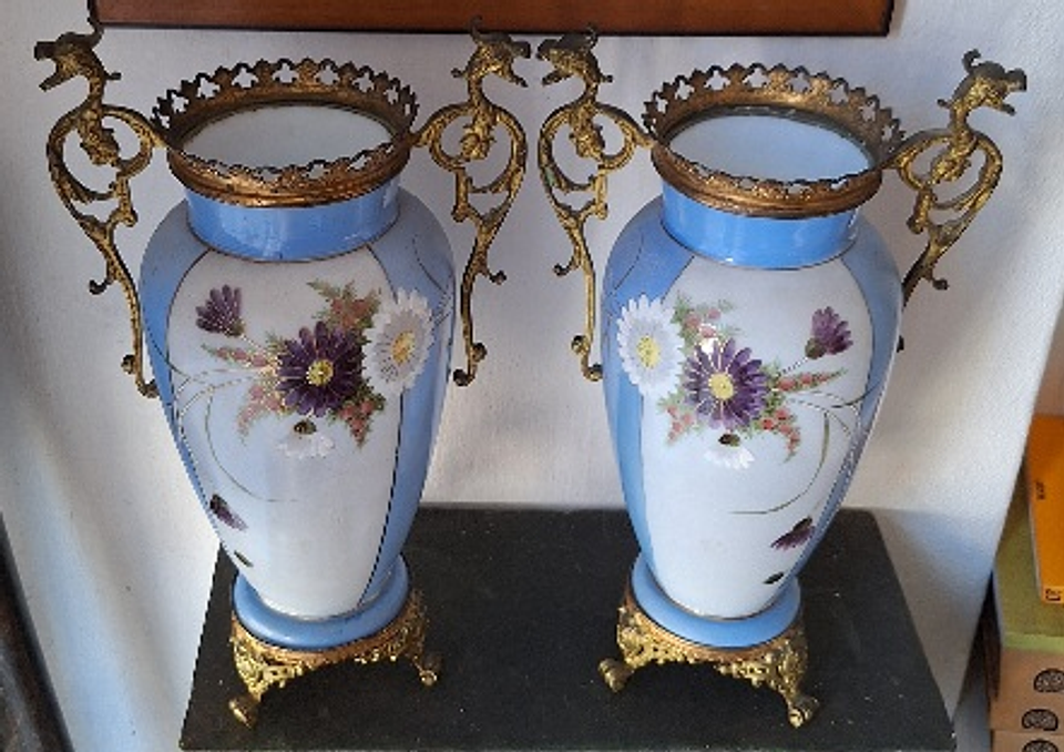 Par de Jarras de opalina com alças e base em latão  2