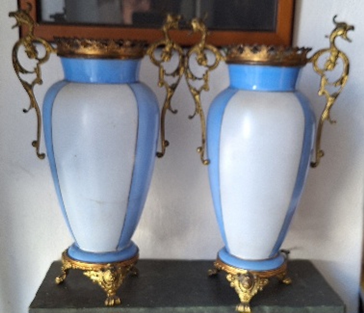 Par de Jarras de opalina com alças e base em latão  3