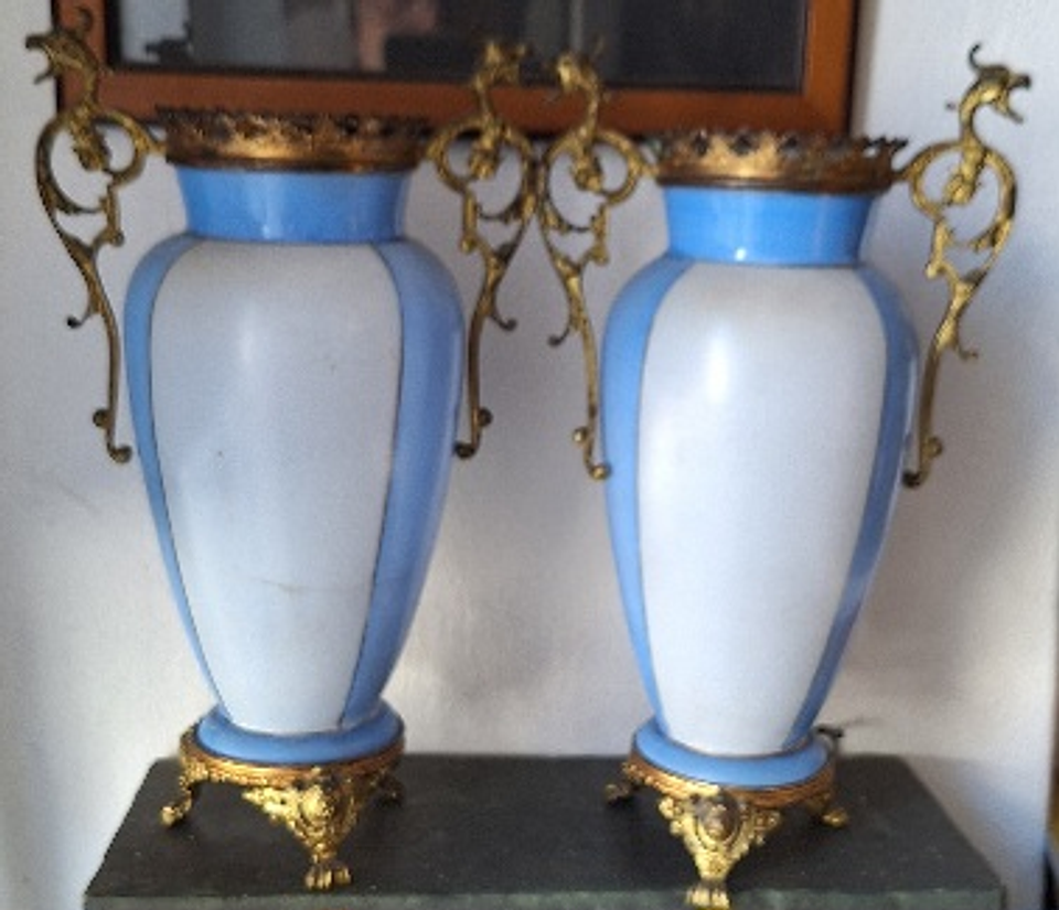 Par de Jarras de opalina com alças e base em latão  3