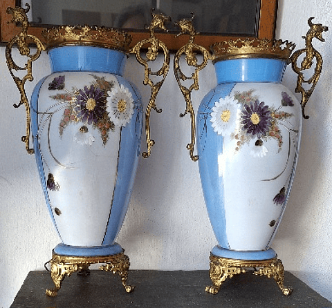 Par de Jarras de opalina com alças e base em latão 