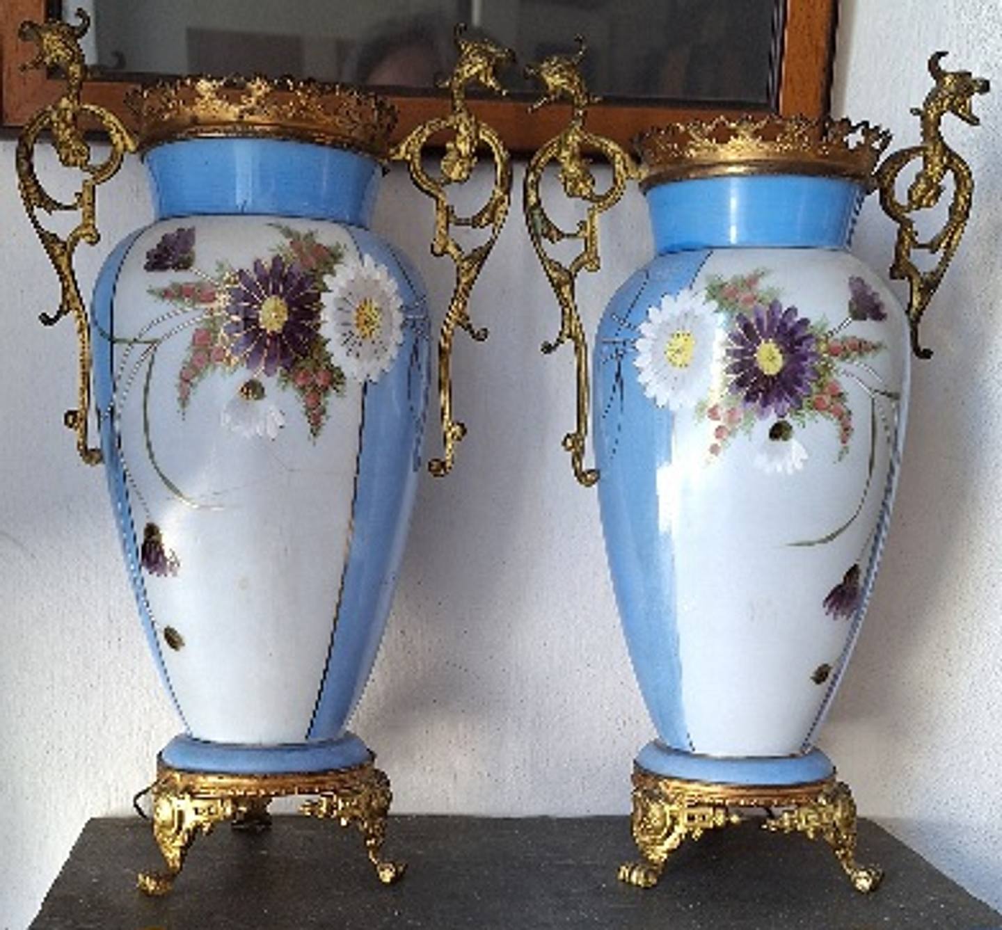 Par de Jarras de opalina com alças e base em latão  1