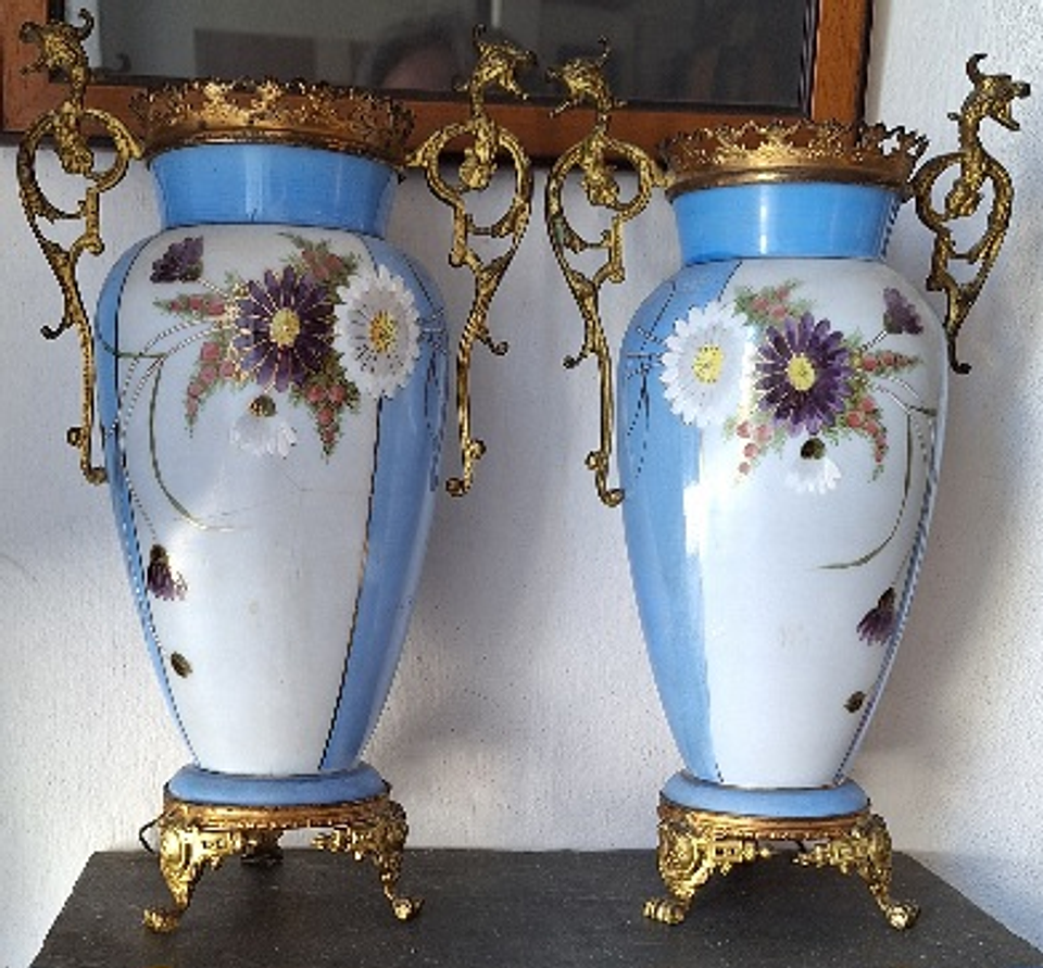 Par de Jarras de opalina com alças e base em latão  1