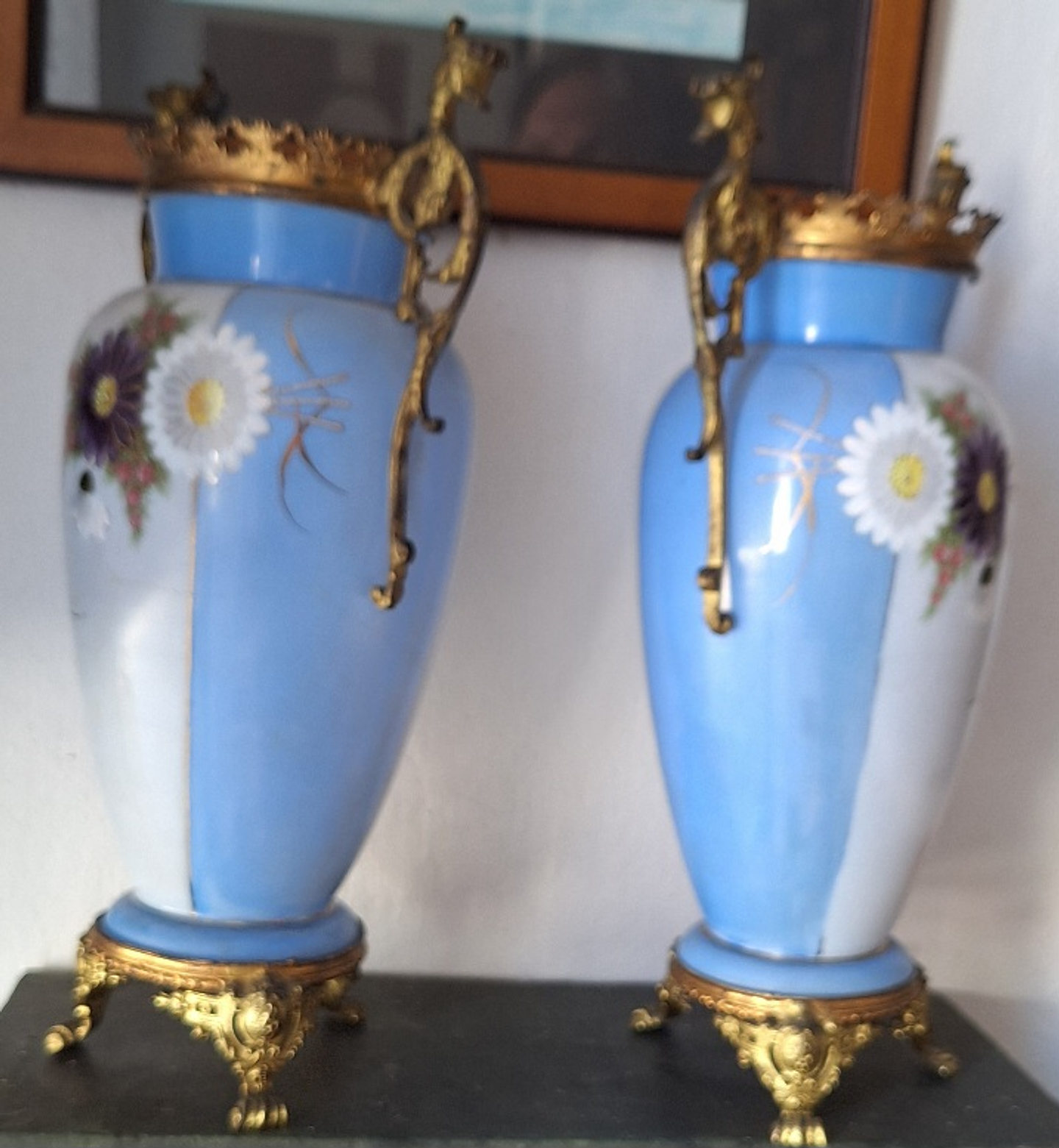 Par de Jarras de opalina com alças e base em latão  4