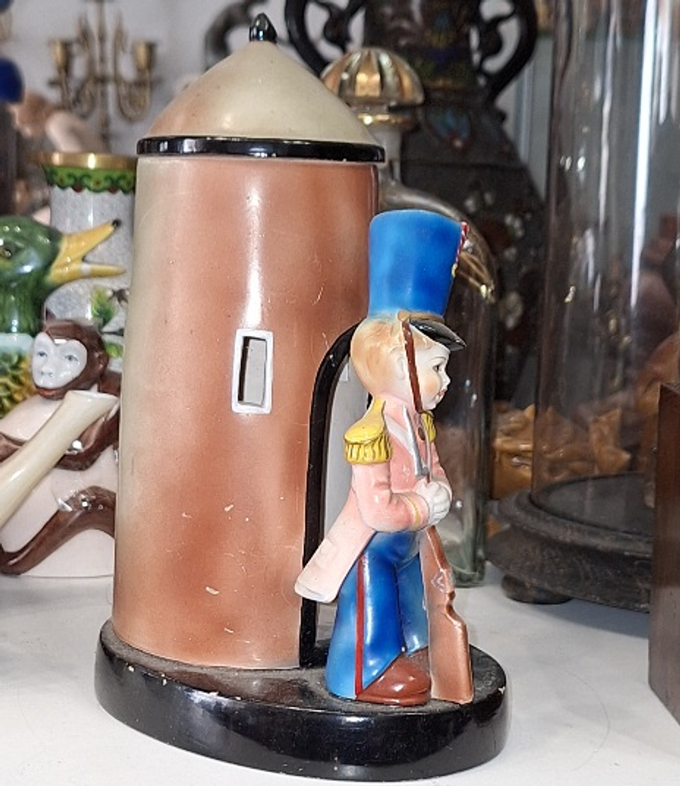 bibelot em faiança, Soldado na guarita  3