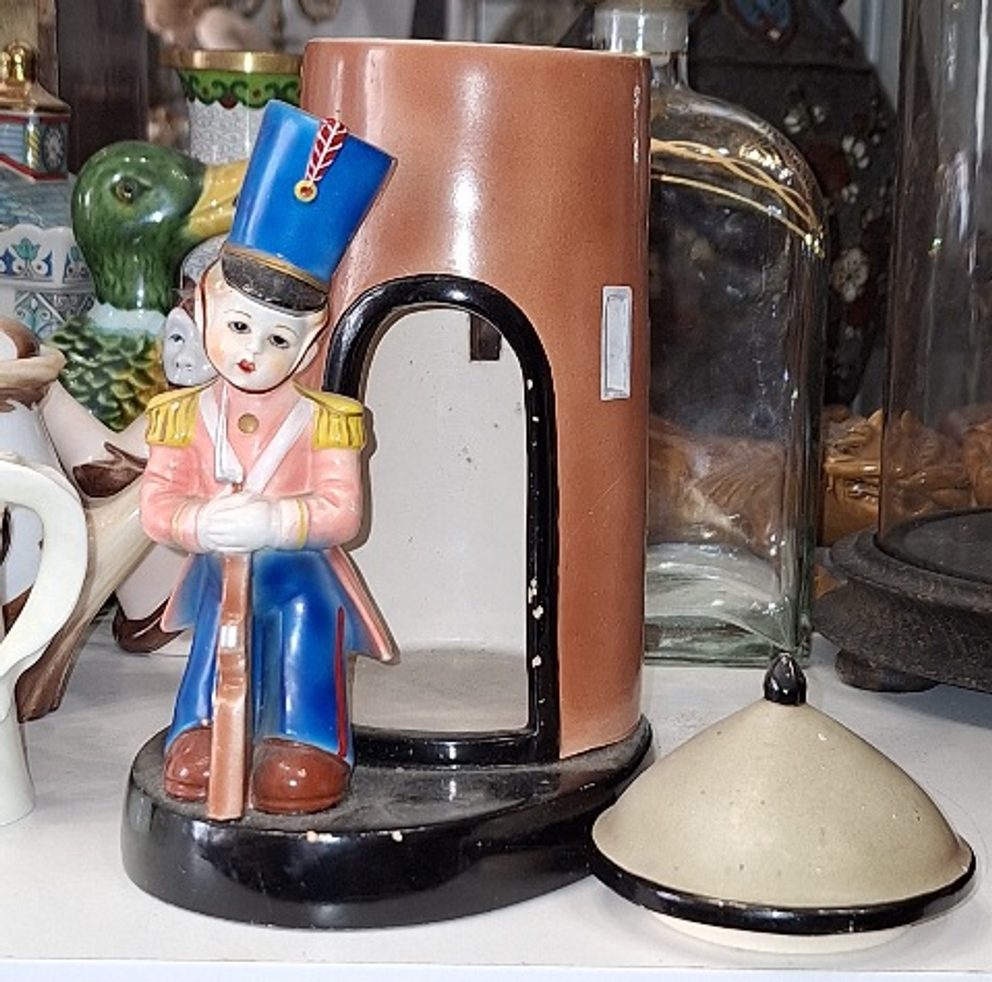 bibelot em faiança, Soldado na guarita  2