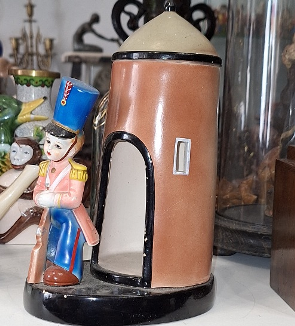 bibelot em faiança, Soldado na guarita  4