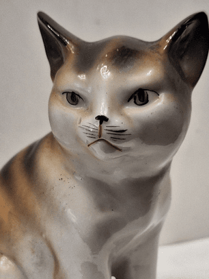 Gato em porcelana 
