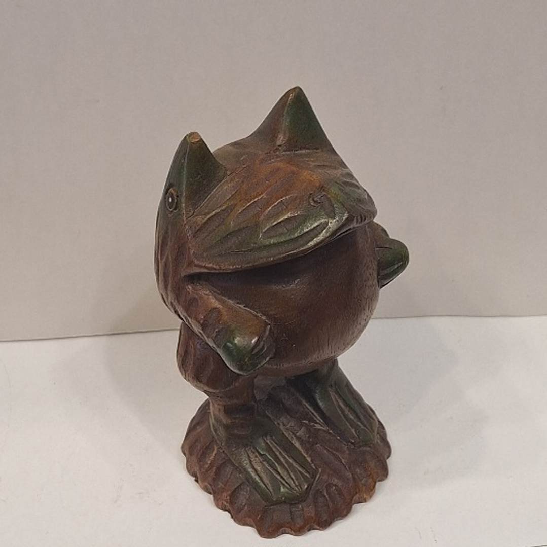 Sapo esculpido em madeira  1