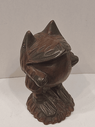 Sapo esculpido em madeira 