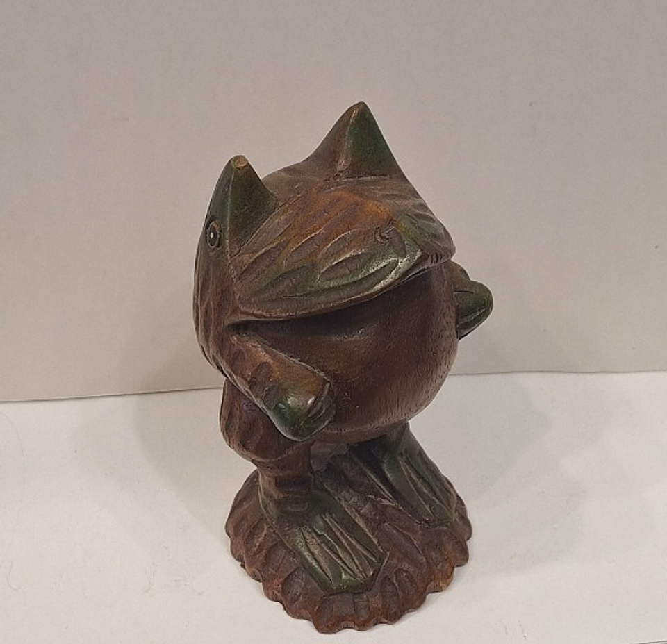 Sapo esculpido em madeira  1