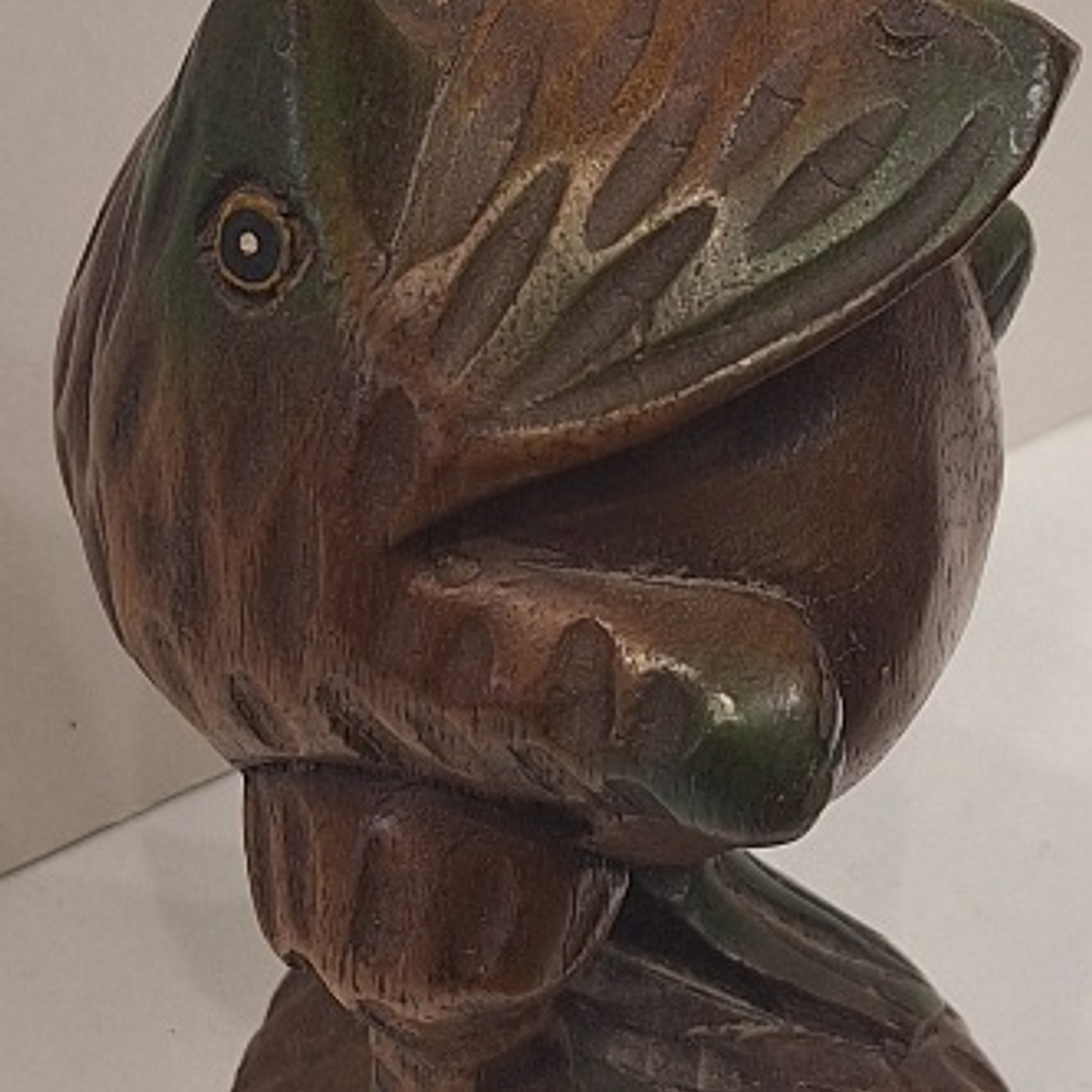 Sapo esculpido em madeira  2