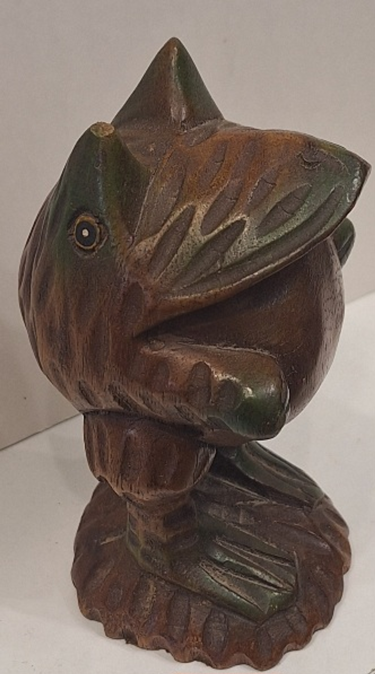 Sapo esculpido em madeira  2