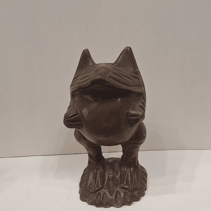 Sapo esculpido em madeira  3