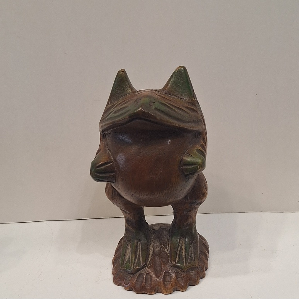 Sapo esculpido em madeira  3