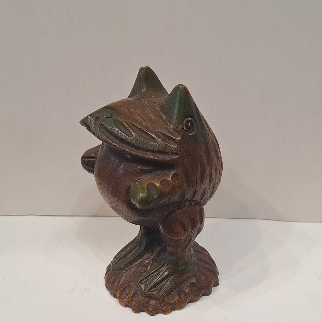 Sapo esculpido em madeira  5