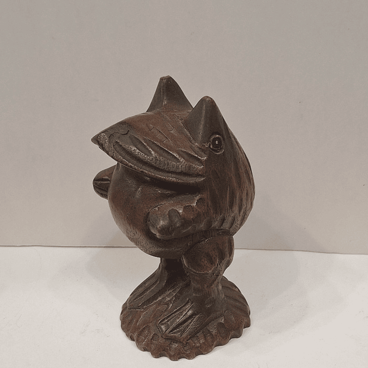 Sapo esculpido em madeira  5