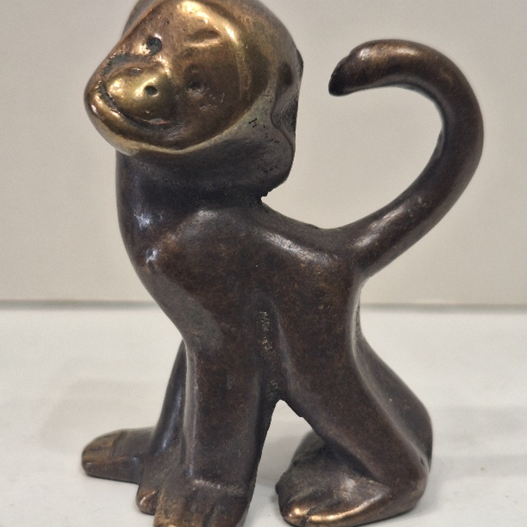 Macaco em bronze patinado 1