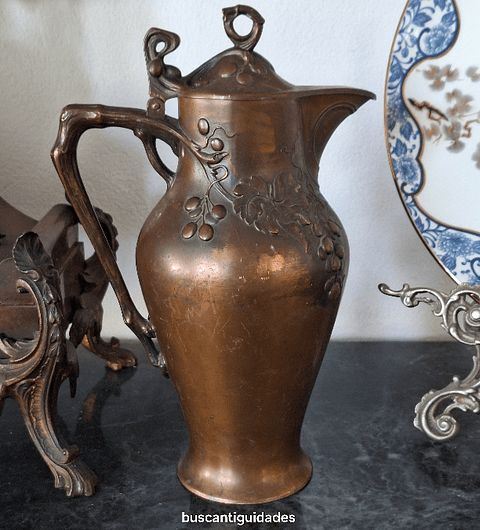 Jarra em bronze patinado Art Nouveau 