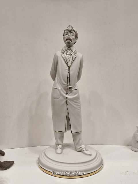 Estatueta biscuit " Médico "