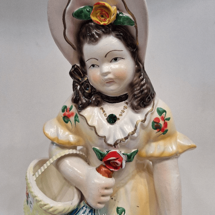 Estatueta em faiança, dama antiga 4