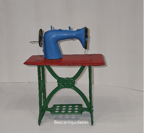 Máquina de costura em lata