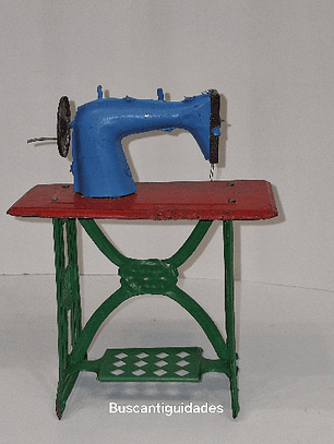 Máquina de costura em lata