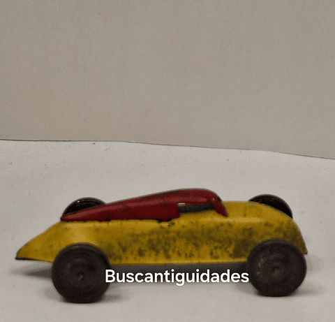 Brinquedo de lata, carro bicudo