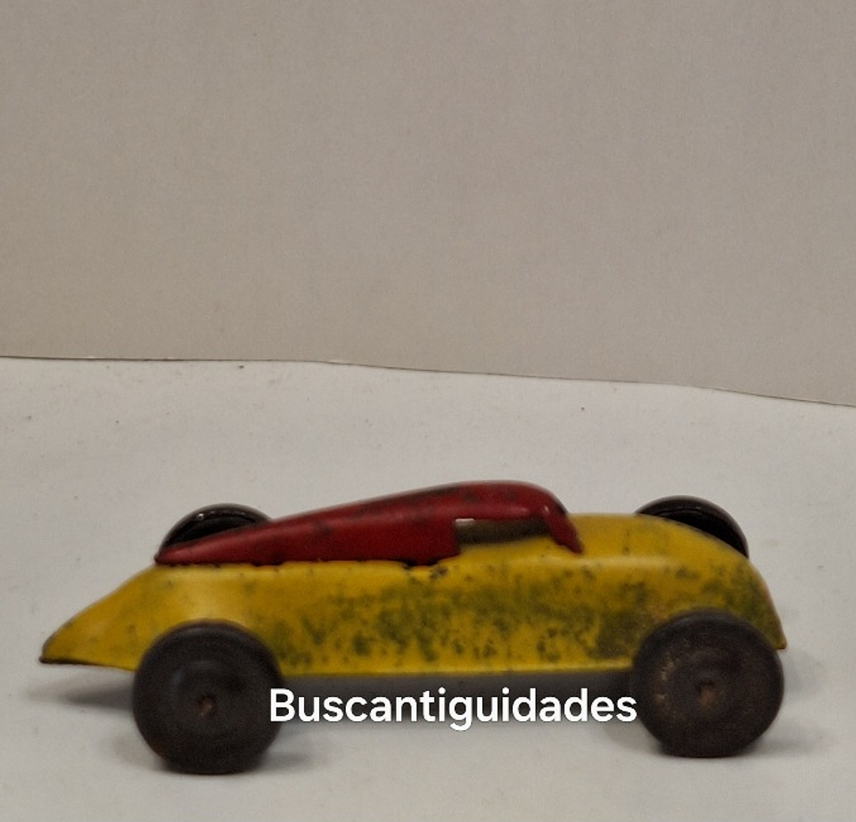 Brinquedo de lata, carro bicudo 1