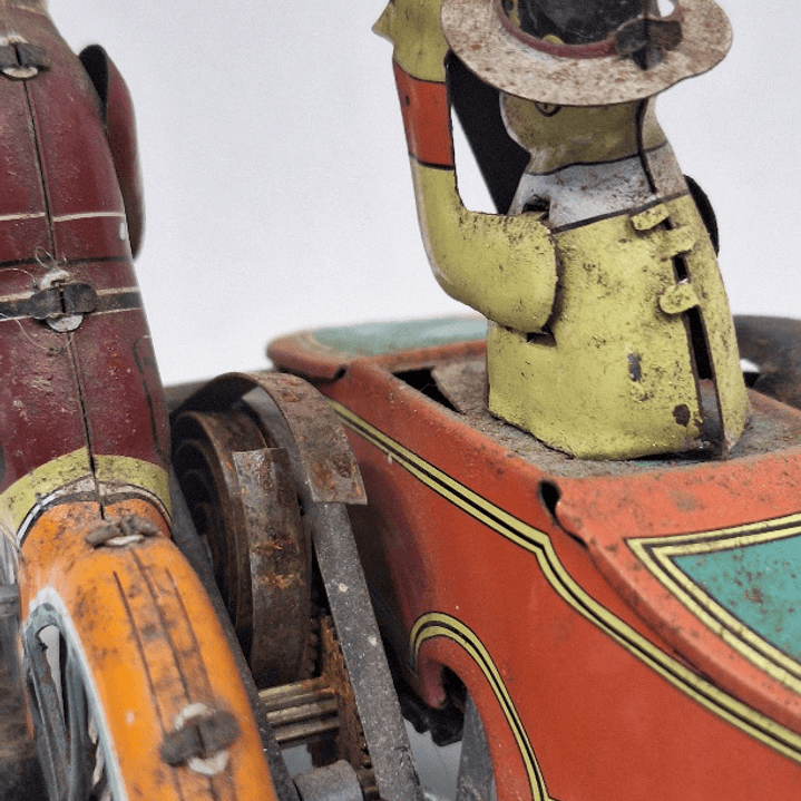 Brinquedo de lata, motociclista com sidecar 5