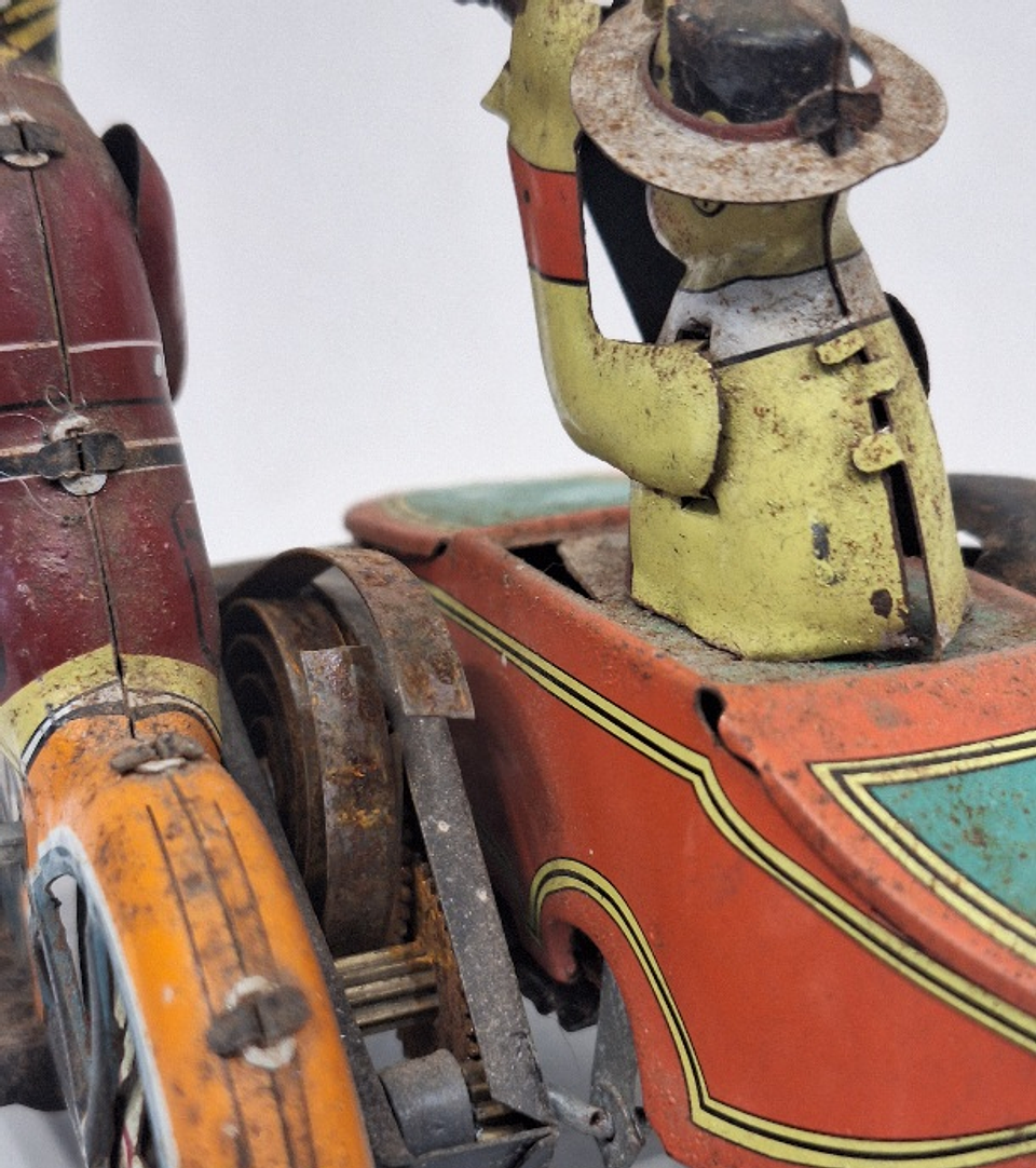 Brinquedo de lata, motociclista com sidecar 5